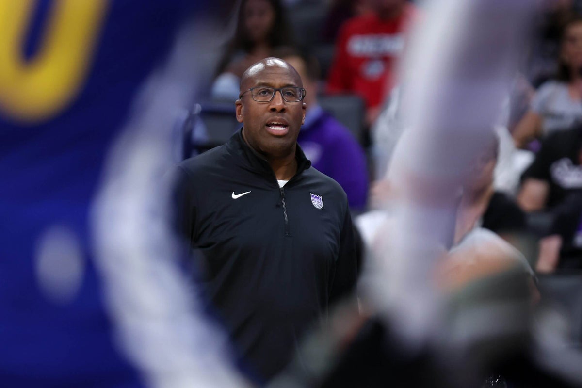 Mike Brown’s final days with the Kings: Disastrous play, tension with a star and an awkward firing