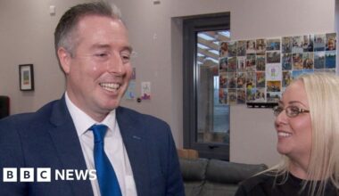 DUP minister shares cúpla focal with Irish language youth group