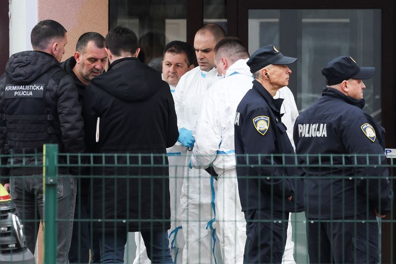 © Reuters. Police officers stand, following a knife attack in a primary school, in Zagreb, Croatia, December 20, 2024. REUTERS/Antonio Bronic