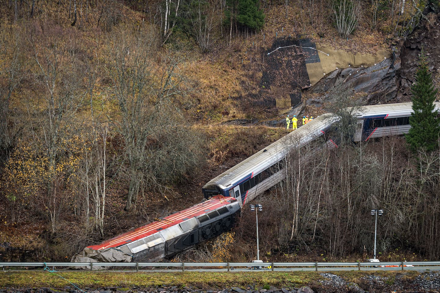 Selv om de alvorlige ulykkene er få, er heller ikke Norge forskånet for dødsulykker på jernbanen. I oktober omkom lokfører Rolf Henry Ankersen da dette toget kjørte inn i et steinras på Nordlandsbanen.