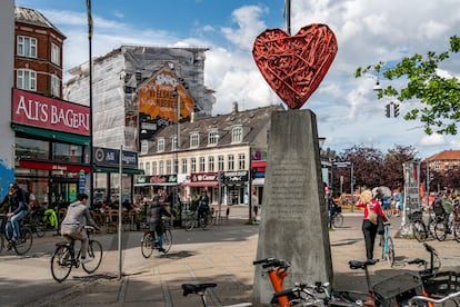 A heart-shaped Bjørn Nørgaard sculpture in the heart of Copenhagen’s Nørrebro neighborhood.