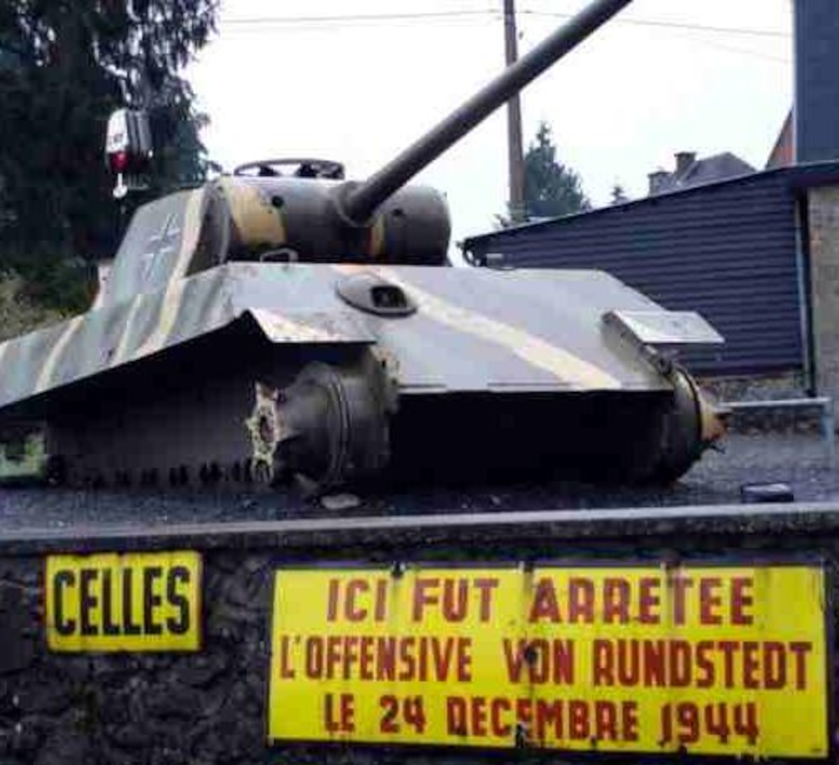 Celles possède un vestige de l'époque: un tank installé à l'entrée du village.