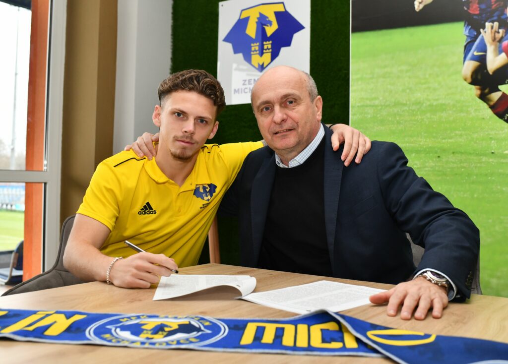 Ben Cottrell signing for Zemplin Michalovce (Photo via MFKZemplin.sk)
