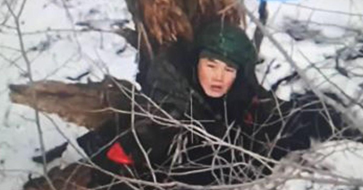 Soldier peers up at drone from Putin's 'meat grinder' | News UK