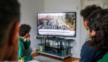 Menschen schauen auf einen Fernseher