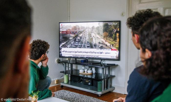 Menschen schauen auf einen Fernseher