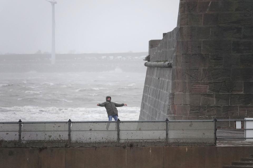 Liverpool, UK. 7th Dec, 2024. Winds from Storm Darragh batter the Wirral coastline at New Brighton. Credit: ken biggs/Alamy Live News