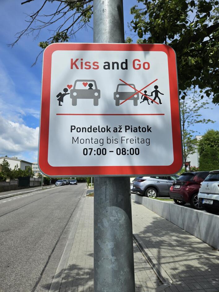 Celkom podarená značka pred školu