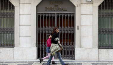BdP revê crescimento em alta para este ano, mas alerta para regresso aos défices a partir de 2025