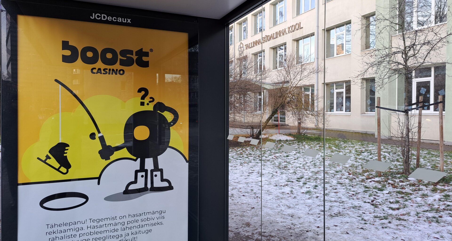 Hasartmängu reklaam otse kooli ees.