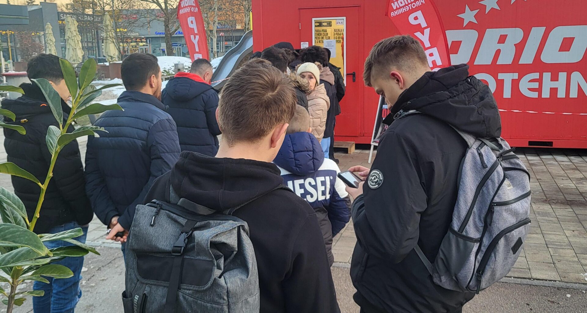 Treba kupit petard da bo bilo bolj pokalo oko novo letao ane