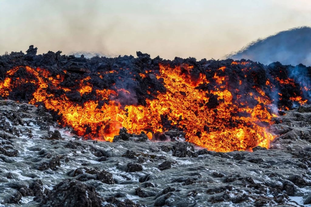 Molten lava in the area surrounding the Blue Lagoon, Grindavík. Photo: AP Molten lava in the area surrounding the Blue Lagoon, Grindavík. Photo: AP