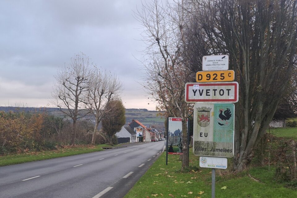 Le panneau Eu a été remplacé par celui d'Yvetot.