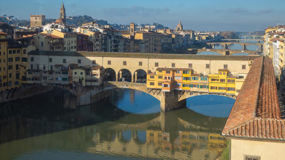 The corridor connects Palazzo Vecchio to Palazzo Pitti, via the Uffizi Galleries and the Ponte Vecchio. - Uffizi Galleries