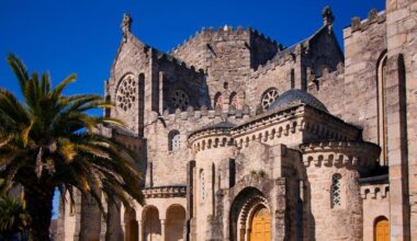 Así de impresionante es este templo ubicado en mitad del centro urbano de un pueblo gallego.