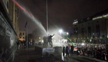 En Géorgie, une cinquième soirée de mobilisation pro-EU, des milliers de manifestants rassemblés à Tbilissi