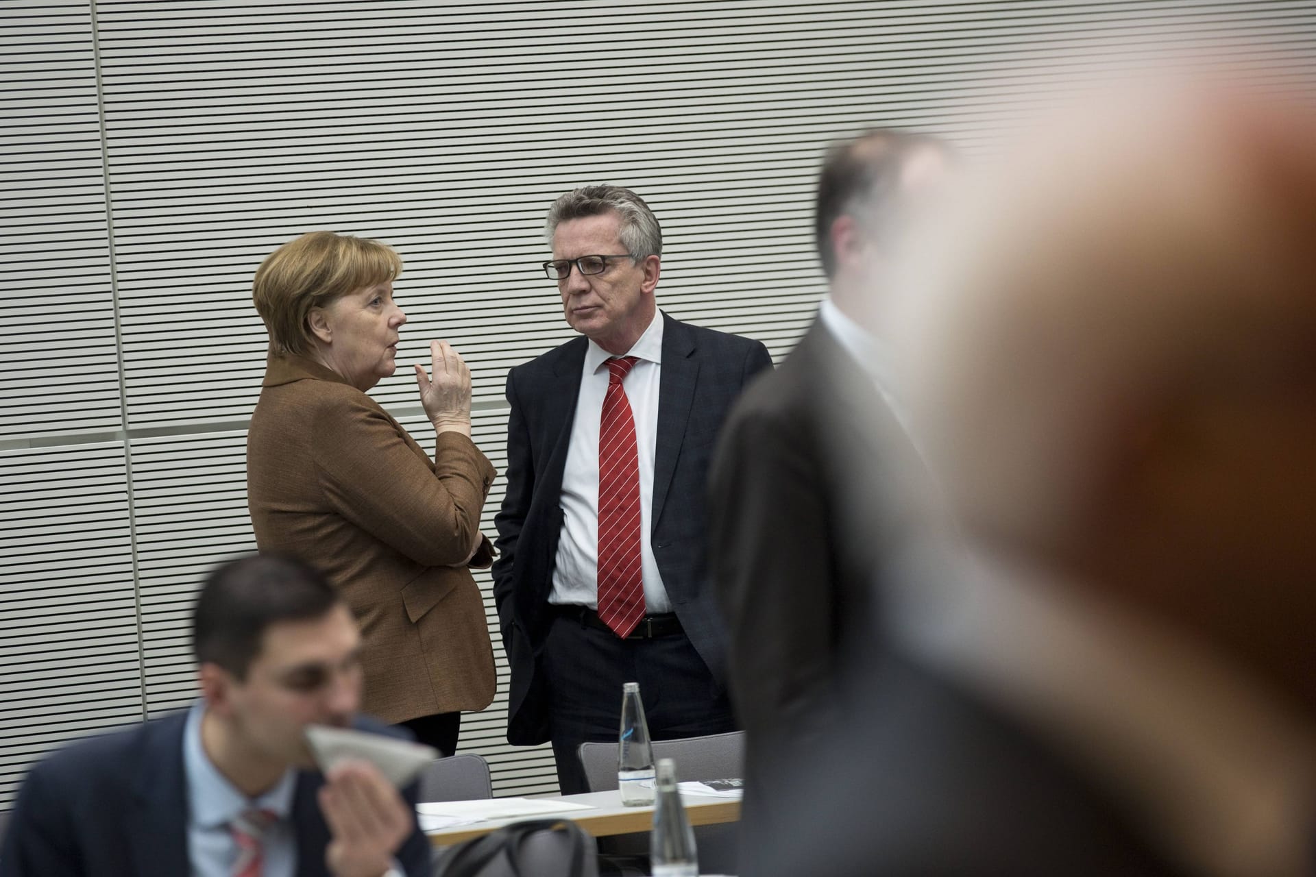 Die ehemalige Bundeskanzlerin Angela Merkel und ihr damaliger Innenminister Thomas de Maiziere 2018 im Bundestag.