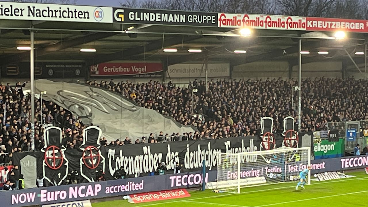 Bundesliga: Skandal-Plakat gegen Jürgen Klopp! Fadenkreuz und Beschimpfung - BILD