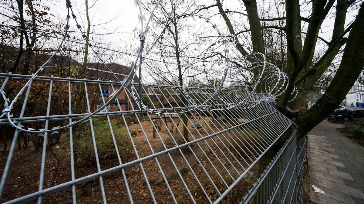 Warum eine Kita in Hamburg sich mit Nato-Draht schützt - Politik