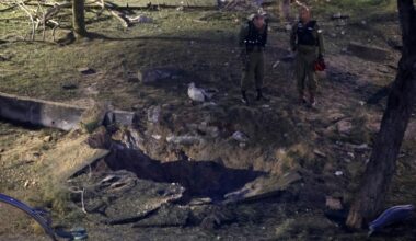 Des secouristes israéliens inspectent un cratère provoqué par un projectile tiré du Yémen, le 21 décembre 2024 à Tel-Aviv (Jack GUEZ)