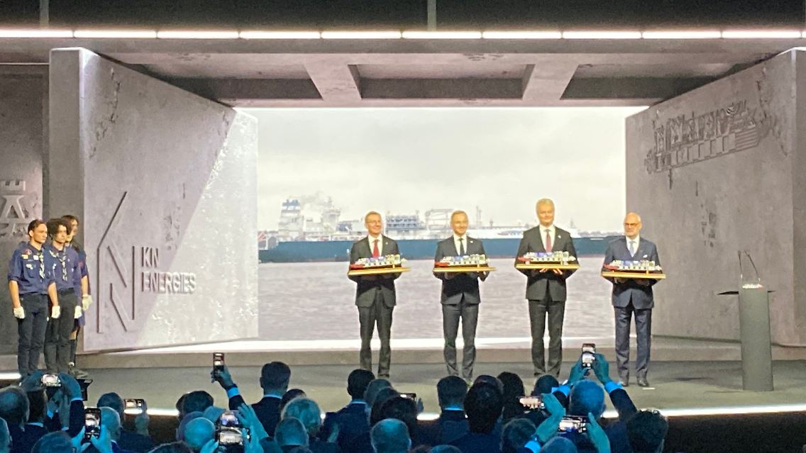 Vier Staatsoberhäupter nehmen an der Feierstunde in Klaipeda teil. Der Gastanker trägt den Namen "Independence".