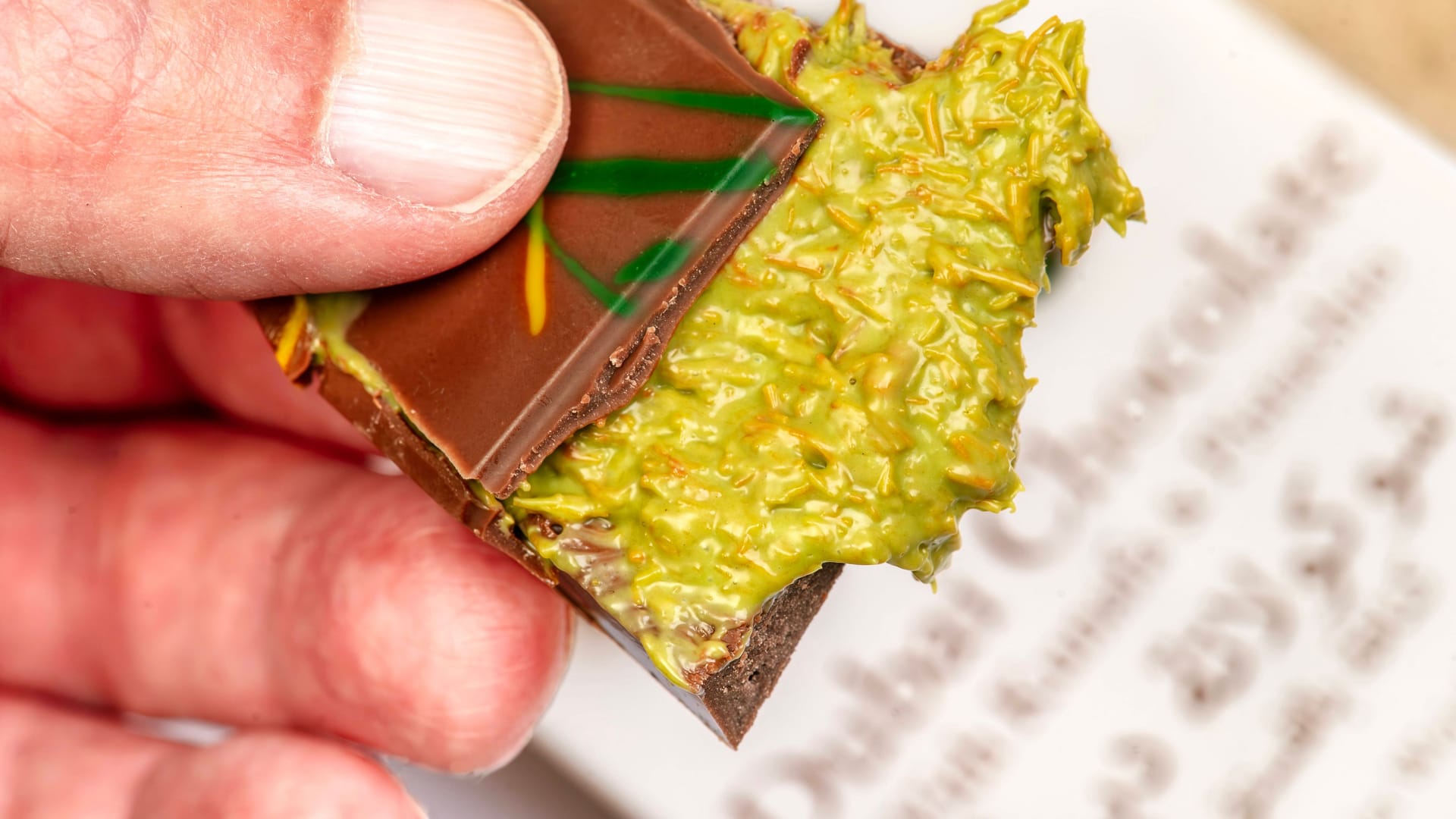 Ein Stück Dubai-Schokolade (Symbolbild): In Österreich gingen Schmuggler dem Zoll ins Netz. Ein Stück Dubai-Schokolade (Symbolbild): In Österreich gingen Schmuggler dem Zoll ins Netz.