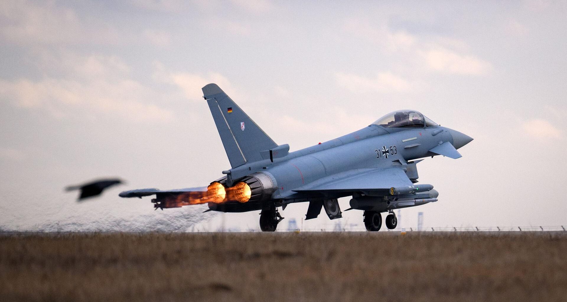 Ein deutscher Eurofighter startet auf einem Flugplatz.