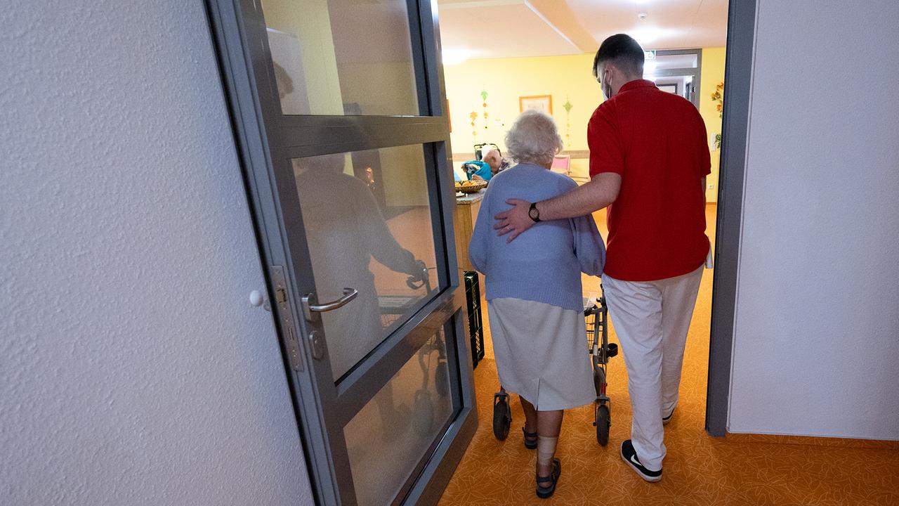 Bundesrat beschließt höheren Pflegebeitrag | tagesschau.de
