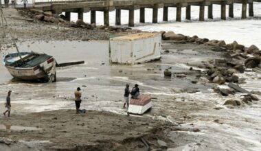 Giant waves kill at least 1 in Ecuador, close ports in Peru