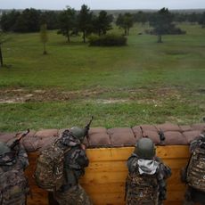 Des soldats ukrainiens s'entraînent dans un camp militaire, dans l'est de la France, le 9 octobre 2024.