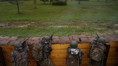 Des soldats ukrainiens s'entraînent dans un camp militaire, dans l'est de la France, le 9 octobre 2024.