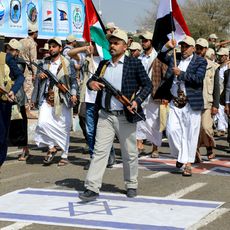 Des civils prennent les armes lors d'une parade à Sanaa au Yémen, en soutien aux Palestiniens, le 9 mars 2024.