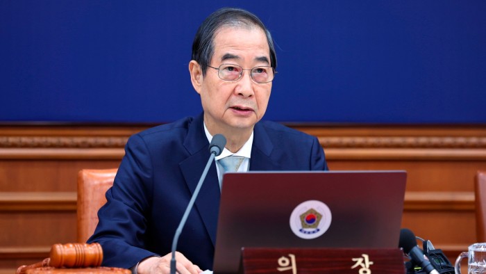 Han Duck-soo speaks during a cabinet meeting