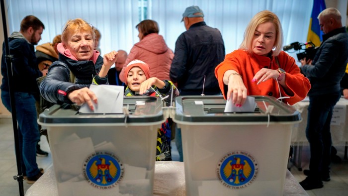 Moldova confronts Russian cash-for-votes in EU referendum