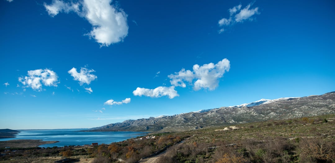 To me, the coolest thing about Croatian geography is the Velebit Mountain Range -- during winter you can have crazy days like today where there's two totally different weather just a few km apart. These mountains completely shield Dalmatia