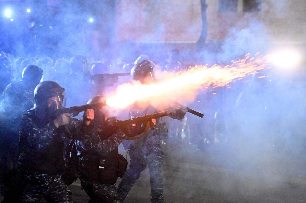 Polizisten sicherten das Parlamentsgebäude ab und setzten Tränengas und Wasserwerfer.