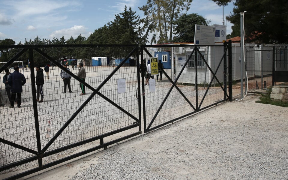 Lost in bureaucracy: Digital delays plague migrants