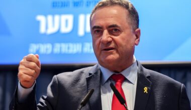 Der israelische Verteidigungsminister Katz spricht in Mikrofone und hebt dabei seine rechte Faust.