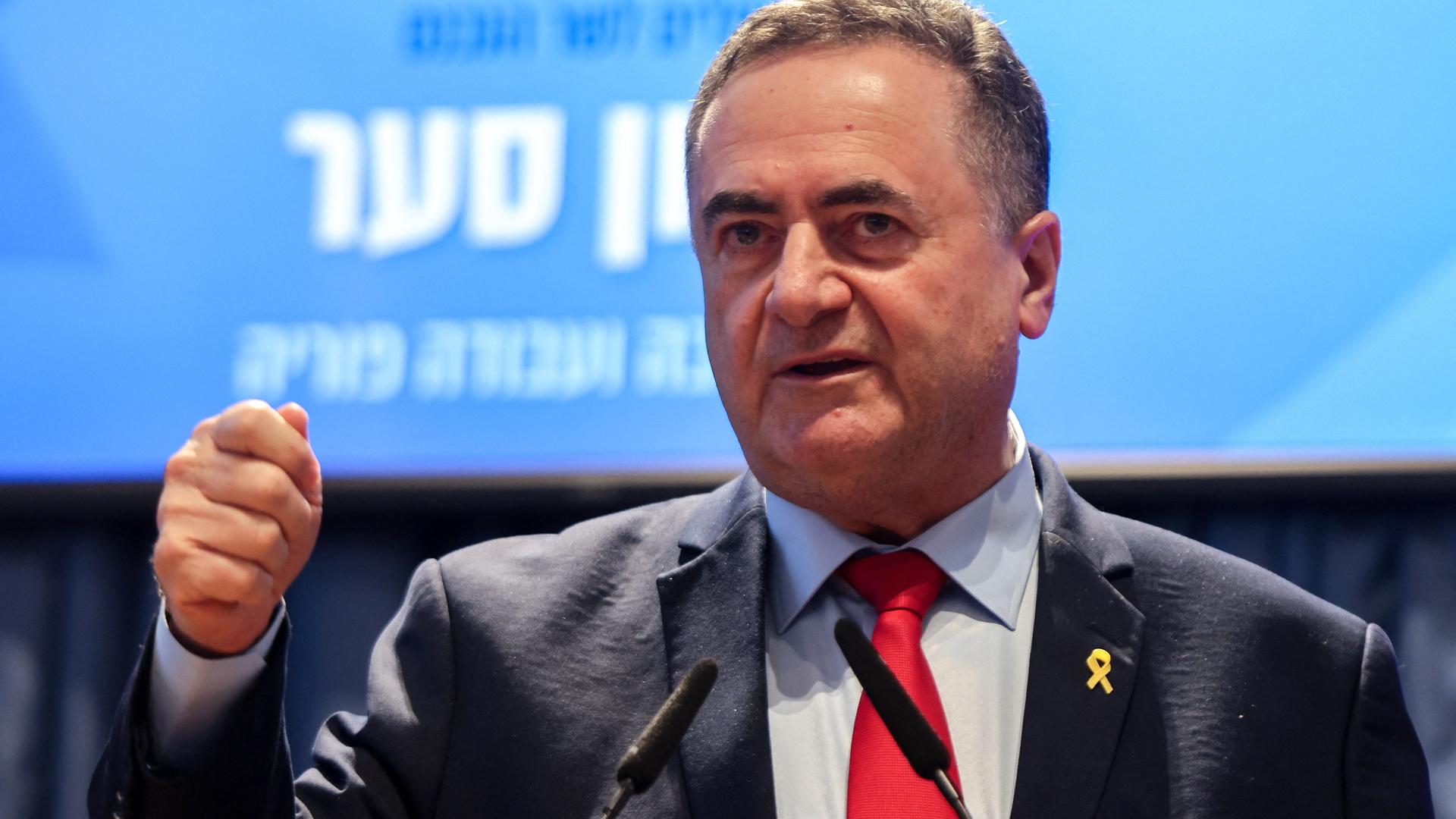 Der israelische Verteidigungsminister Katz spricht in Mikrofone und hebt dabei seine rechte Faust. Der israelische Verteidigungsminister Katz spricht in Mikrofone und hebt dabei seine rechte Faust.