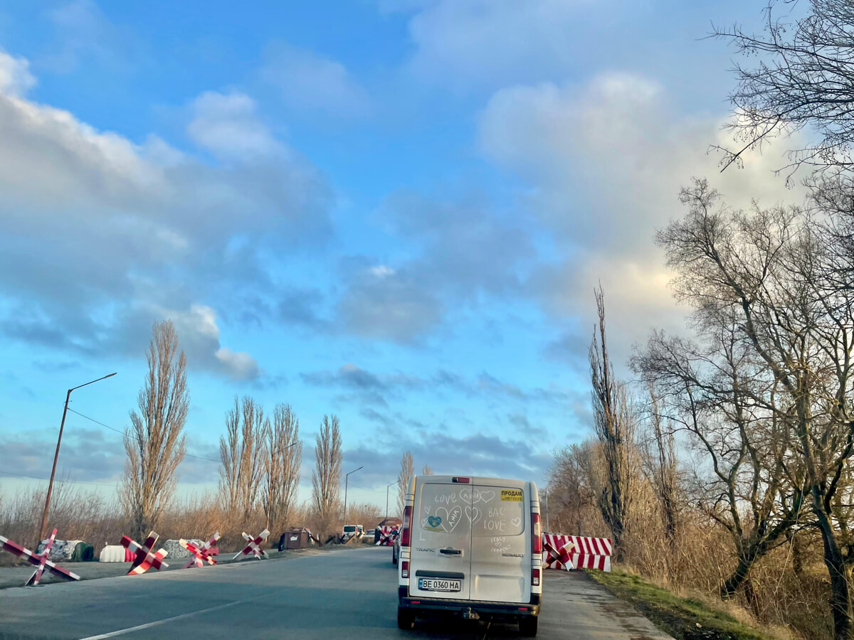 L'arrivvo a un posto di blocco durante il viaggio-inchiesta (foto Ivan Compasso)jpeg