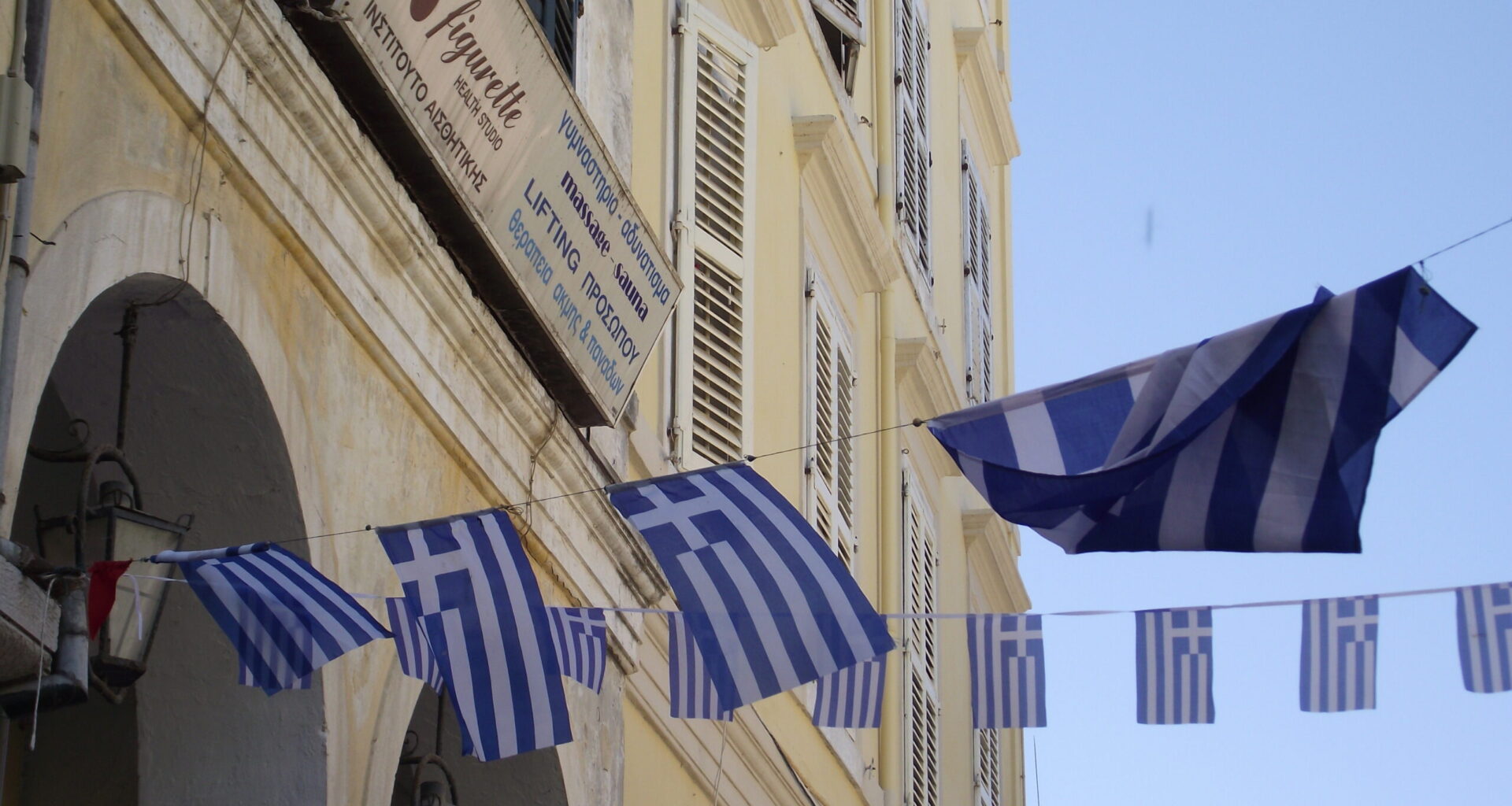 Greece to Cap Banking Fees to Ease Pressure on Consumers