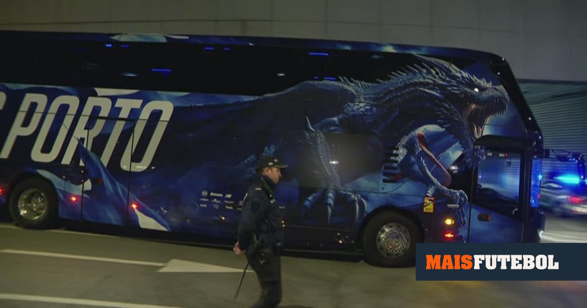 Adeptos pedem demissão de Vítor Bruno junto ao Estádio do Dragão - Maisfutebol