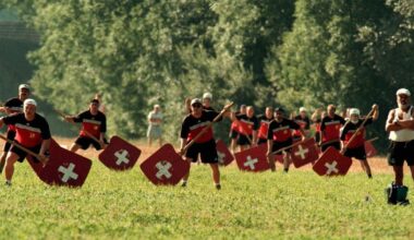 A la découverte du hornuss, ce sport national suisse méconnu - rts.ch
