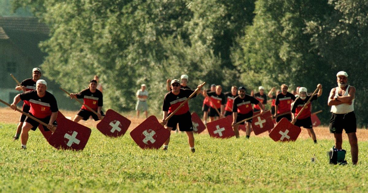 A la découverte du hornuss, ce sport national suisse méconnu - rts.ch