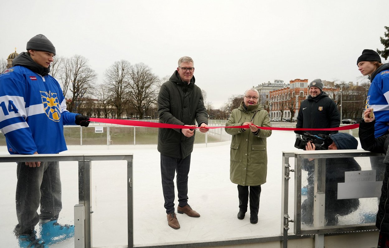 Ice skating rink opens at Esplanāde, Rīga / Article