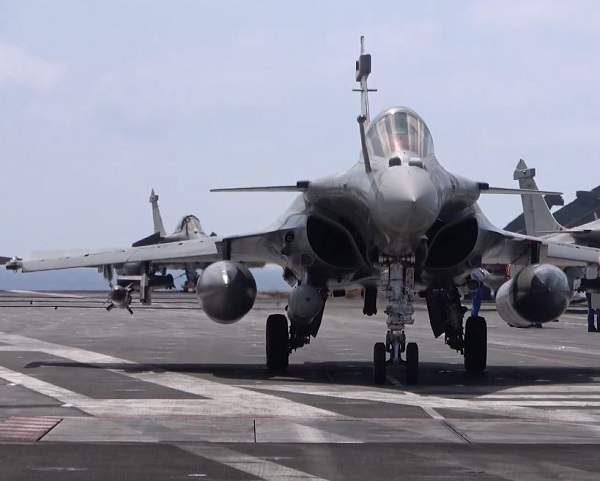 Deux Rafale M du porte-avions Charles de Gaulle ont survolé le Kosovo au profit de l'Otan