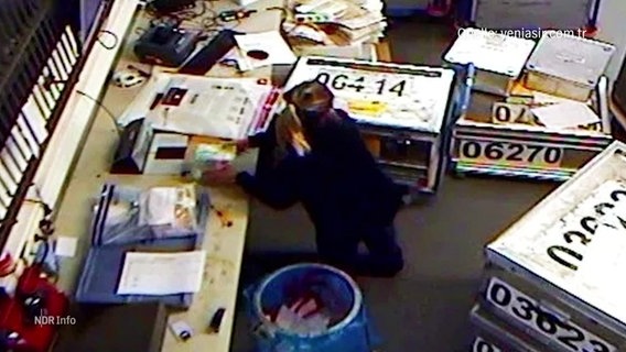 Videoüberwachungsaufnahmen der Millionen-Diebin. © Screenshot 