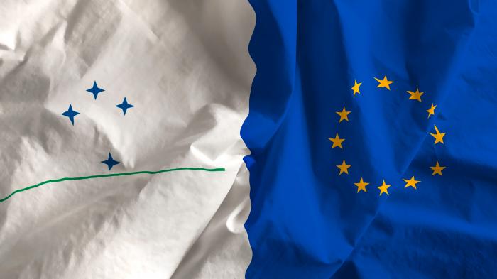 Fahnen von Mercosur und EU