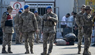 Nahost-Liveblog: ++ Türkei: Armee bleibt an Grenze zu Syrien ++