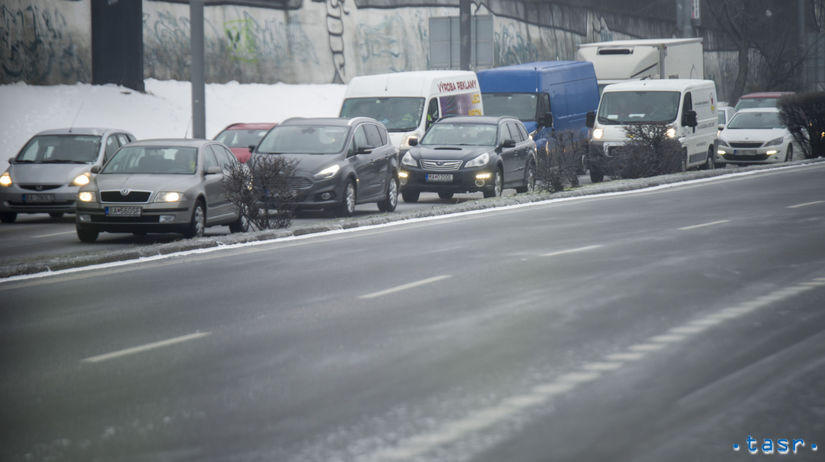 Slovensko potrápi poľadovica, snehové jazyky a silný vietor. Bratislava je v pohotovosti - Domáce - Správy